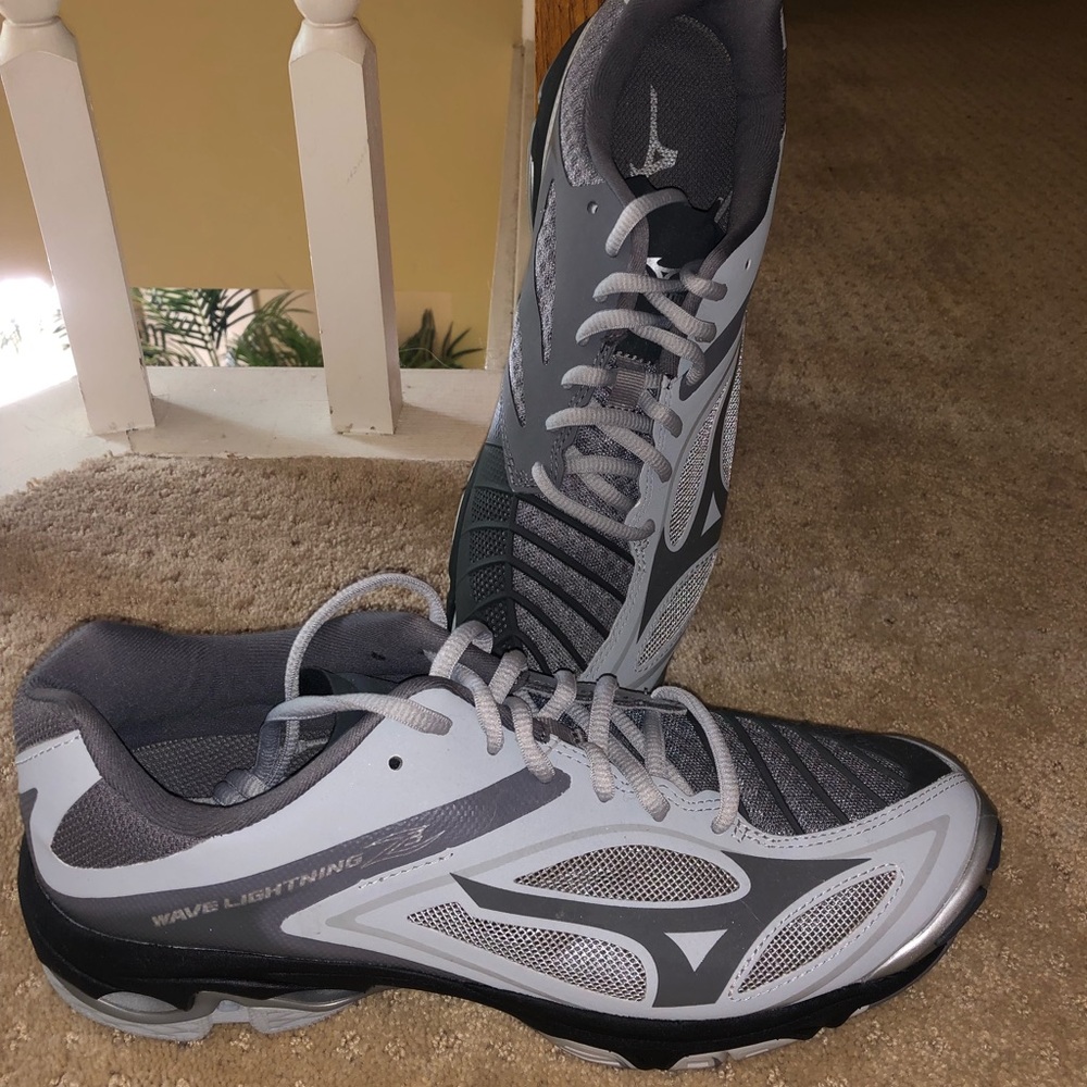 🆕 Mizuno Volleyball Shoes (Never Worn)